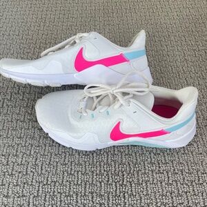 Nike Legend Essential 2 - Size 9